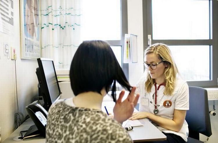 arbejdspres. En næsten konstant strøm af patienter presser den unge læge Nanna Skytt til det yderste under hendes vagter på den akutte børneafdeling på Hvidovre Hospital. Hun er en af mange yngre læger, der savner tid til patienterne. 