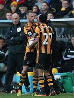 uværdigt. Newcastle-manager Alan Pardew (skjult til højre) lige før han nikker David Meyler (Hull-spilleren til venstre) en skalle. 