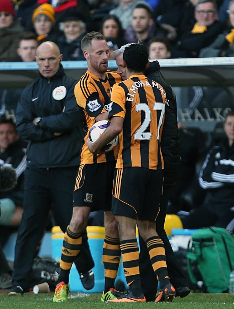 uværdigt. Newcastle-manager Alan Pardew (skjult til højre) lige før han nikker David Meyler (Hull-spilleren til venstre) en skalle. 