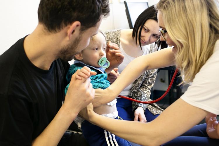 Tid. Læge Nanna Skytt skal løbe stærkt for at nå det hele, men patientkontakten vælger hun at tage sig tid til. 