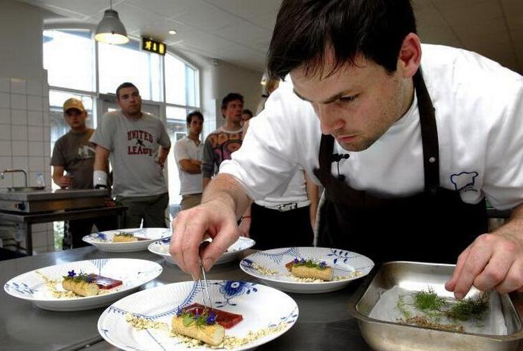 Provinshåb. Stjernekokke som Thorsten Schmidt fra Ruths Hotel byder en nordisk madguide hjertelig velkommen til udkantsdanmark. 