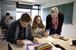 lånejunglen. Det gælder om at holde styr på begreberne, forklarer John Christiansen fra Lån og Spar Bank eleverne i 8. v på Brønshøj Skole, som snart selv skal finde vej i lånejunglen 