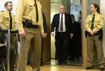retssag. Uli Hoeness (midt) ankommer tirsdag til retten, hvor han blev præsenteret for nye anklager om skattesvindel. Bayern-præsidenten er kendt for at blande sig i den offentlige debat, hver gang en rollemodel svigter. Nu risikerer han selv fængselsstraf. 