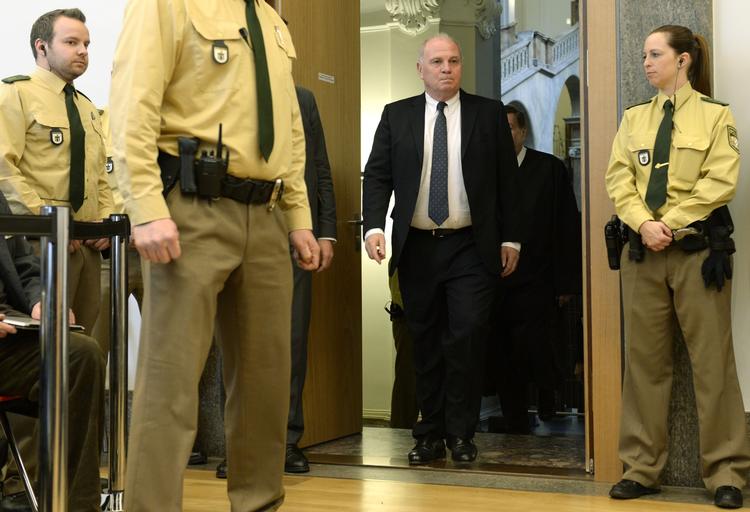 retssag. Uli Hoeness (midt) ankommer tirsdag til retten, hvor han blev præsenteret for nye anklager om skattesvindel. Bayern-præsidenten er kendt for at blande sig i den offentlige debat, hver gang en rollemodel svigter. Nu risikerer han selv fængselsstraf. 
