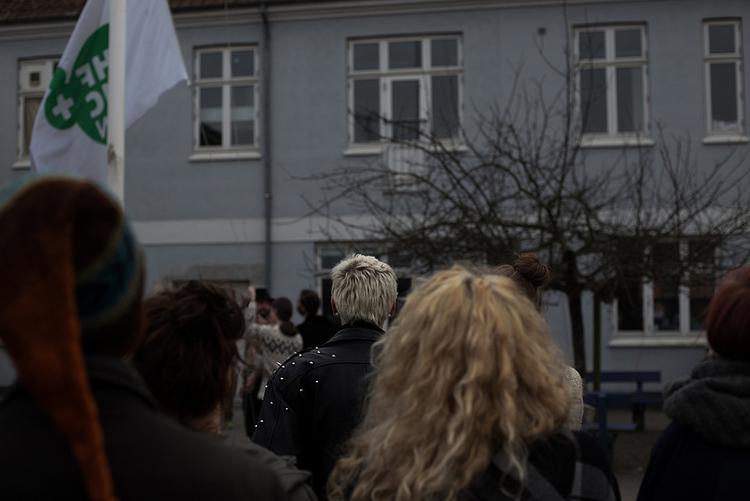 Finale. Med musik, recitation og de besøgende performeres tilbagetrækning sluttede Sisters Academy. Flere elever græd, da eksperimentets flag blev strøget og hverdagens flag for HF &amp; VUC blev hejst. 