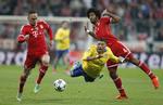 trussel. Arsenals Alex Oxlade-Chamberlain (midt) var ret alene om at udgøre en trussel mod Bayern-forsvaret i første halvleg. Her fremprovokerer englænderen et gult kort til Dante (th). 
