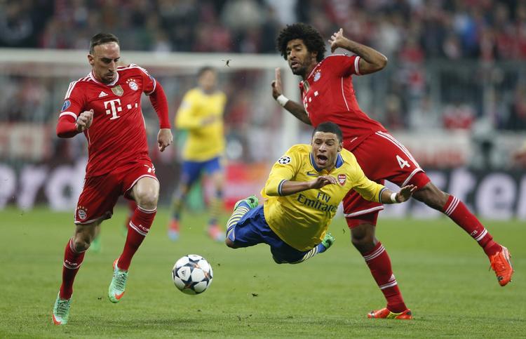 trussel. Arsenals Alex Oxlade-Chamberlain (midt) var ret alene om at udgøre en trussel mod Bayern-forsvaret i første halvleg. Her fremprovokerer englænderen et gult kort til Dante (th). 