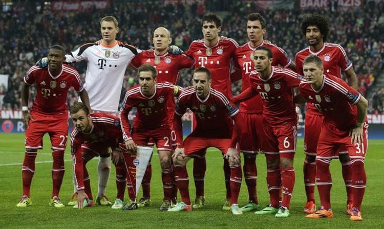 Udskældt. Arjen Robben - som står ved siden af målmand Manuel Neuer på det klassiske holdfoto - svarer igen på kritikken fra Arsène Wenger. 