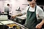 Dommedag. I dag får kokkene på gourmetrestauranten AOC at vide, om de beholder deres stjerne i Michelinguiden. 