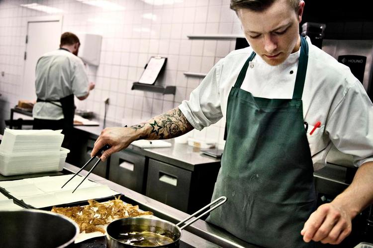 Dommedag. I dag får kokkene på gourmetrestauranten AOC at vide, om de beholder deres stjerne i Michelinguiden. 