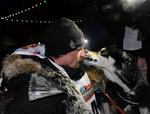 Vinderkys: Dallas Seavey får et kys fra en af sine hunde efter sejren i Iditarod Trail Sled Dog Race. 