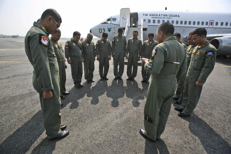 Forsvundet. Soldater fra det indonesiske luftvåben i bøn for de forsvundne passagerer og besætningsmedlemmer på MH370. Indonesien deltager sammen med en række andre lande i eftersøgningen på det forsvundne fly. 