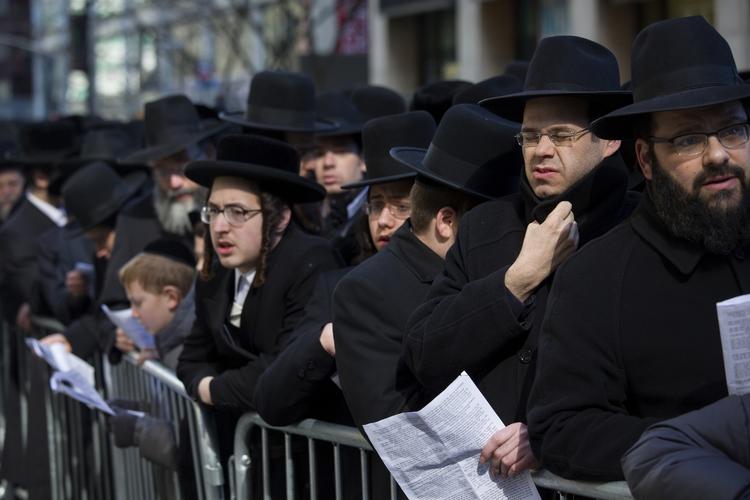 Protest. Forleden var tusindvis af ortodokse jøder på gaden i New York for at demonstrere mod et nyt lovforslag om værnepligt 