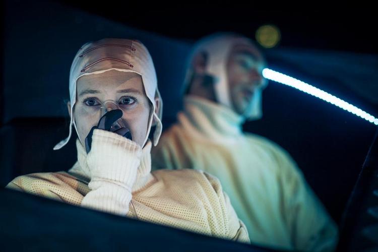 Strandet. I Teater Momentums 'Komme dit rige' er tre astronauter strandet i rummet i jagten på nye ressourcer til menneskets overlevelse. 