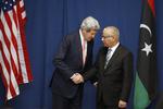 Væltet. Ali Zeidan - der her ses med USA's udenrigsminister, John Kerry - har tabt en tillidsafstemning i det libyske parlament. 