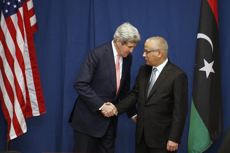 Væltet. Ali Zeidan - der her ses med USA's udenrigsminister, John Kerry - har tabt en tillidsafstemning i det libyske parlament. 