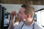 Stjernekys. Bibendum, den lille michelinmand, får et kys af Torsten Vildgaard, der netop har fået en michelinstjerne. 