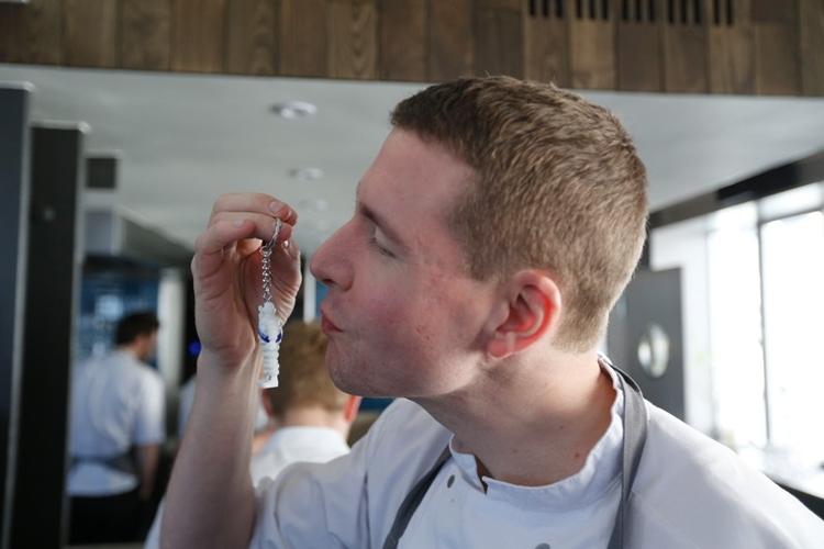 Stjernekys. Bibendum, den lille michelinmand, får et kys af Torsten Vildgaard, der netop har fået en michelinstjerne. 