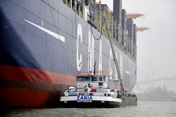 Tørstigt. Et stort containerskib bruger alt efter farten op mod 300 tons brændstof i døgnet, så der skal fyldes godt op før en rejse over verdenshavene. Pr-foto 