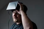 Forsøgskanin. Christian Bay troede på potentialet i computerspilbrillerne fra Oculus og gav 300 dollar til udviklerne via Kickstarter.com. Nu har han fået et af de første eksemplarer af brillerne. 
