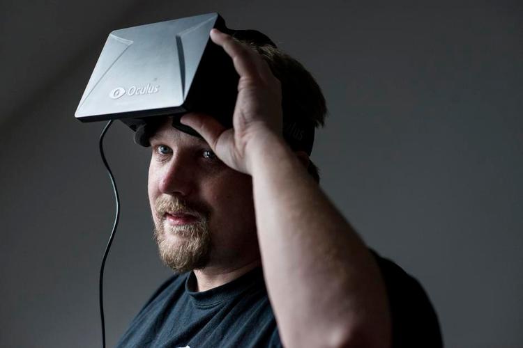 Forsøgskanin. Christian Bay troede på potentialet i computerspilbrillerne fra Oculus og gav 300 dollar til udviklerne via Kickstarter.com. Nu har han fået et af de første eksemplarer af brillerne. 