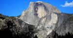 Farefuldt. Bjergtoppen Half Dome er en af de store attraktioner i Yosemiteparken. Klatreturen derop kan være ret risikabel. 