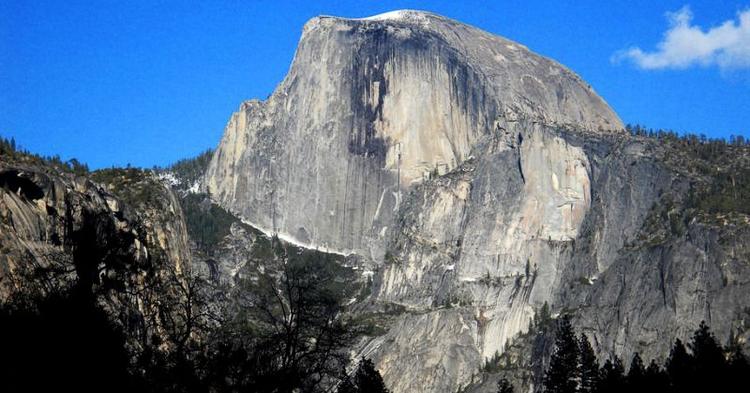 Farefuldt. Bjergtoppen Half Dome er en af de store attraktioner i Yosemiteparken. Klatreturen derop kan være ret risikabel. 