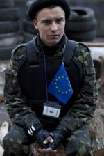 Krim-krisen. En frivillig soldat med et EU-flag på Uafhængighedspladsen i Kijev. 