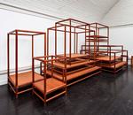 Rammende. Med udgangspunkt i et oprindeligt teaktræsdesign af Kaare Klint fabulerer benandsebastian over de ellers 'usynlige' museumsvitriner. 