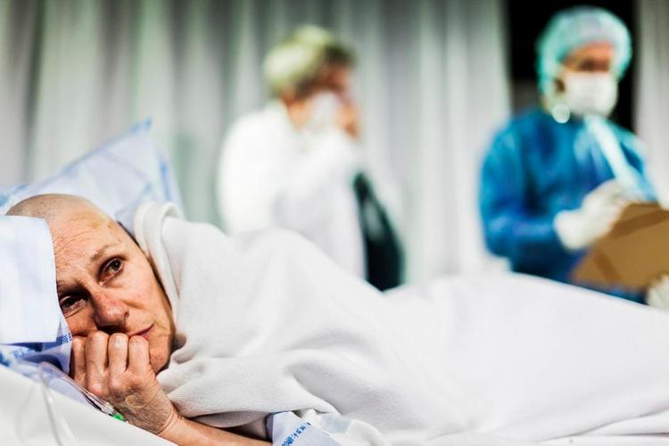 Kræft. Sue Hansen-Styles er blændende som den kræftsyge litteraturprofessor Vivian Bearing i Why Not Theatres opsætning af 'Wit', der vandt Pulitzer-prisen i 1999. 