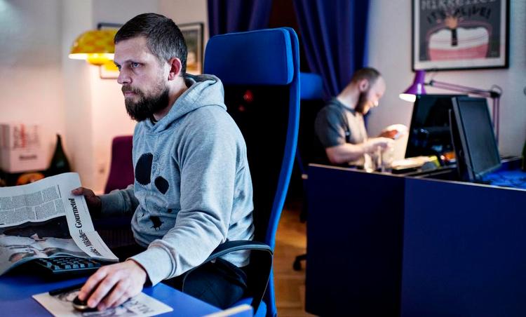 Likes. Jacob Alsing styrer de sociale medier hos Mikkeller, der har 25.000 likes på Facebook og bruger sociale medier aktivt i markedsføringen af bryggeriets ø. 