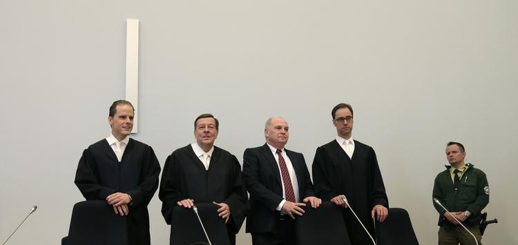 ANKLAGET. I morgen falder dommen over Uli Hoeness (i midten). 