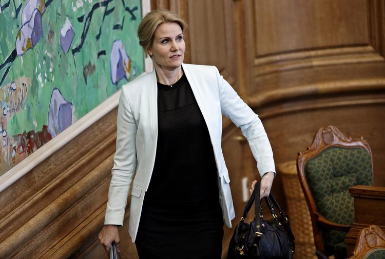 Dagpengeregler.  Statsminister Helle Thorning-Schmidt er parat til at skærpe kravene til EU-borgeres adgnag til danske velfærdsydelser, men EU-kommissionen er kritisk. 
