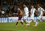 1-0. Efter en skævert af City-forsvaret var Lionel Messi pludselig helt fri foran mål. 
