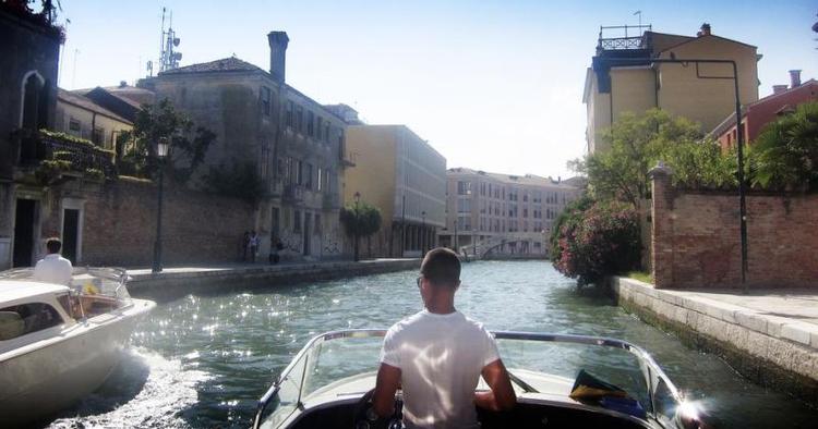 En speedtaxa i Venedig er blot en af vandbyens mange sejlmuligheder. 