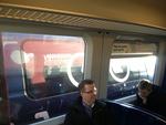 DSB bekræfter, at der ingen trafikinformation er på Hovedbanegårdens skærme, og at man ikke ved, hvor lang tid passagererne må vente i togene. 