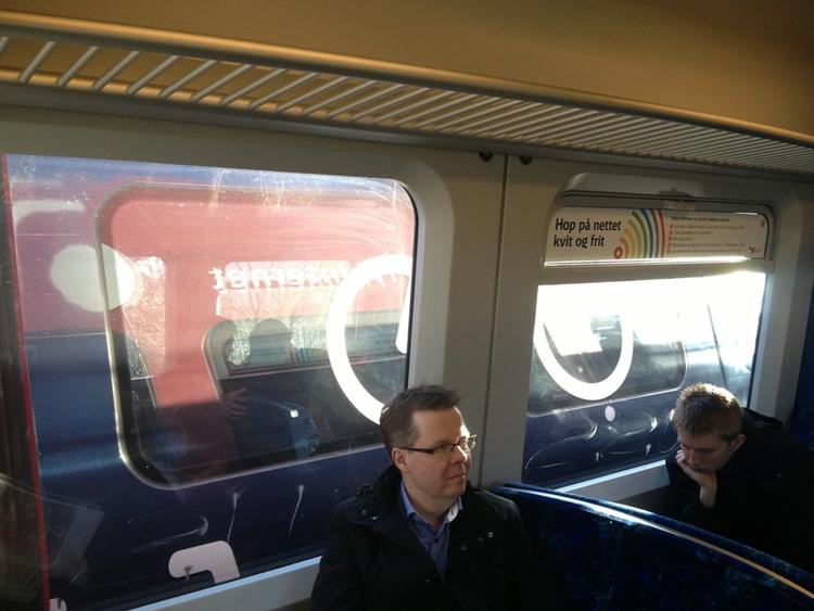 DSB bekræfter, at der ingen trafikinformation er på Hovedbanegårdens skærme, og at man ikke ved, hvor lang tid passagererne må vente i togene. 