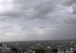 ANGREB. Røgfaner fra palæstinensiske raketter med kurs mod Israel ses over Gaza By. 