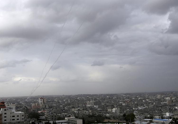 ANGREB. Røgfaner fra palæstinensiske raketter med kurs mod Israel ses over Gaza By. 
