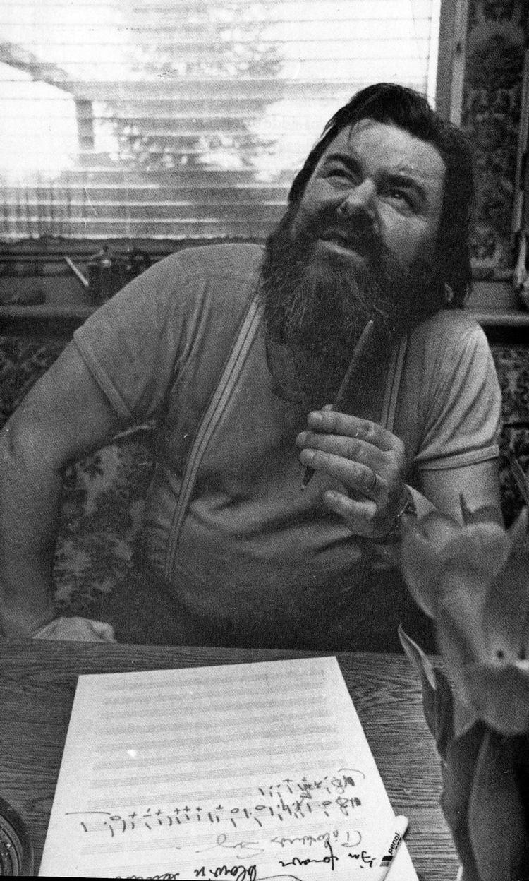 udfordret. Melodierne kom let til John Mogensen. Teksterne var sværere. Og det allersværeste for ham var at finde balancen, som blandt andet druk og præstationsangst var en konstant trussel imod. John Mogensen blev 48 år. Foto fra bogen 