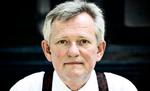 Nogen og ingen. Søren Ulrik Thomsen fremskriver gennem hele sit forfatterskab, at på stedet mellem lys og mørke, på ikkesteder, i mellempositioner kan det lykkes for os på en gang at være nogen og være ingen. 