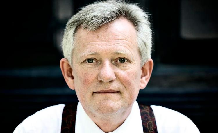 Nogen og ingen. Søren Ulrik Thomsen fremskriver gennem hele sit forfatterskab, at på stedet mellem lys og mørke, på ikkesteder, i mellempositioner kan det lykkes for os på en gang at være nogen og være ingen. 