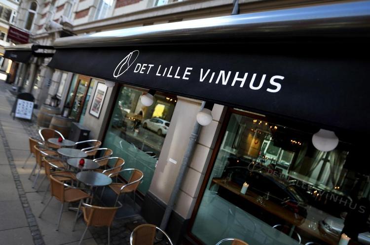 Småt. Tynd vin, nærig udskænkning og langsom betjening, men tjenerne er dog venlige. 