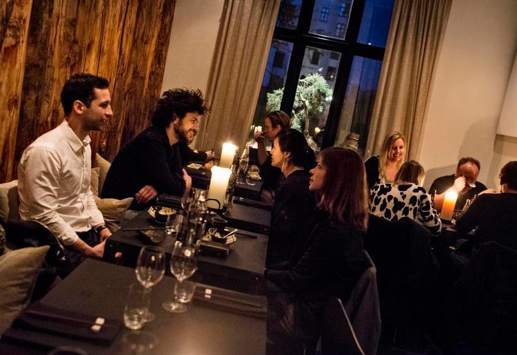 Svingende. Karma Fudaraku i Peder Skrams Gade er sushibar i luksusklassen, mens det kniber lidt med resten. Tre store hjerter giver vores anmelder. 