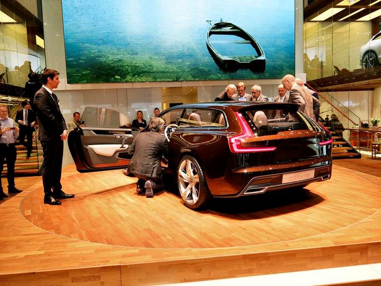 smugkig. Du skal ikke stole alt for meget på det ydre af denne Volvo Concept Estate, der bliver vist på Genève biludstilling. Dog vil man sikkert genfinde nogle af elementerne i Volvos kommende firehjulstrækker  XC90. 