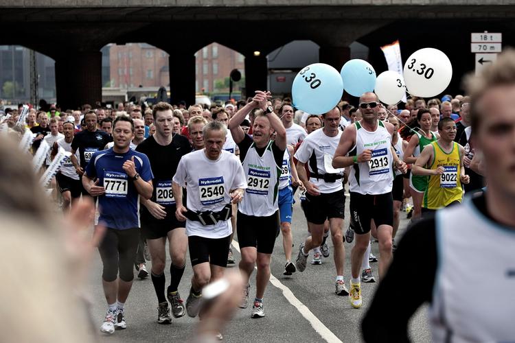 UDHOLDENHED. Fyld godt på tanken i dagene op til halvmaraton. Elitetræner anbefaler, at man bruger et kosttilskud baseret på majs. 
