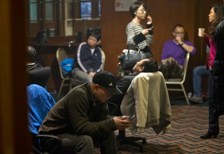 Internationalt. Pårørende til passagerer ombord på det forsvundne fly fra Malaysia Airlines venter på et hotel i Bejing. 