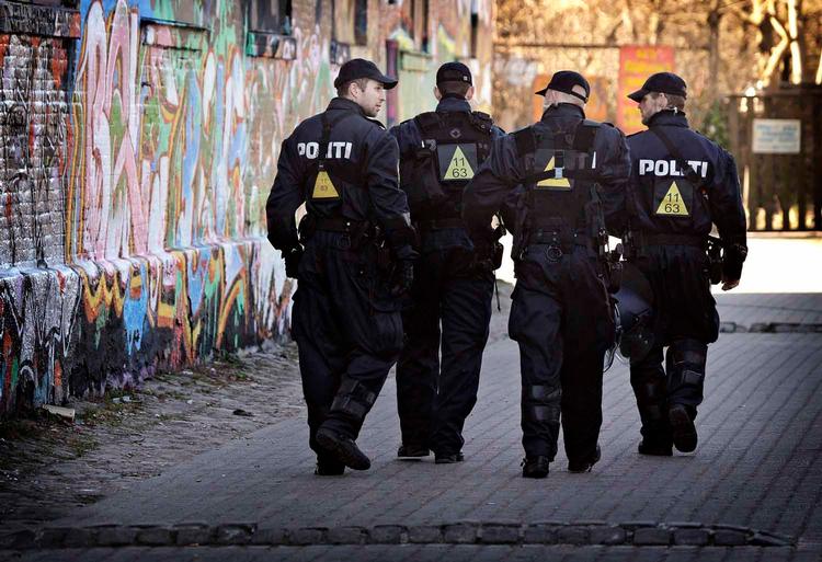 POLITIAKTION. Betjente på Christiania under aktionen mod de organiserede kriminelles hashhandel. 