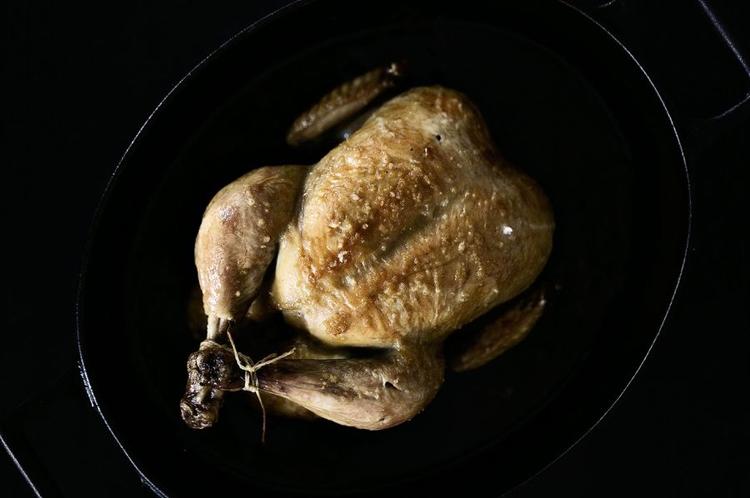 Økofjerkræ. De 5 Gaarde har netop sendt en danskopdrættet økologisk kylling på markedet, og håber på snart at kunne sælge den i pakker med bryst og lår. 