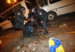 Såret. Politiet hjælper en pro-ukrainsk demonstrant. 